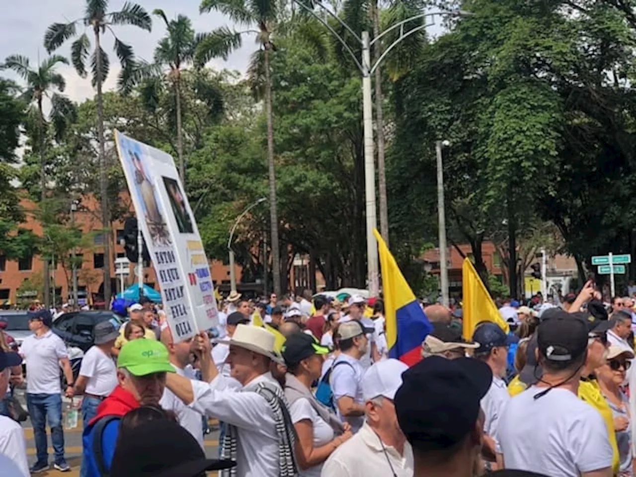 En Medellín marcharon más de 300.000 personas contra el Gobierno Petro, según autoridades