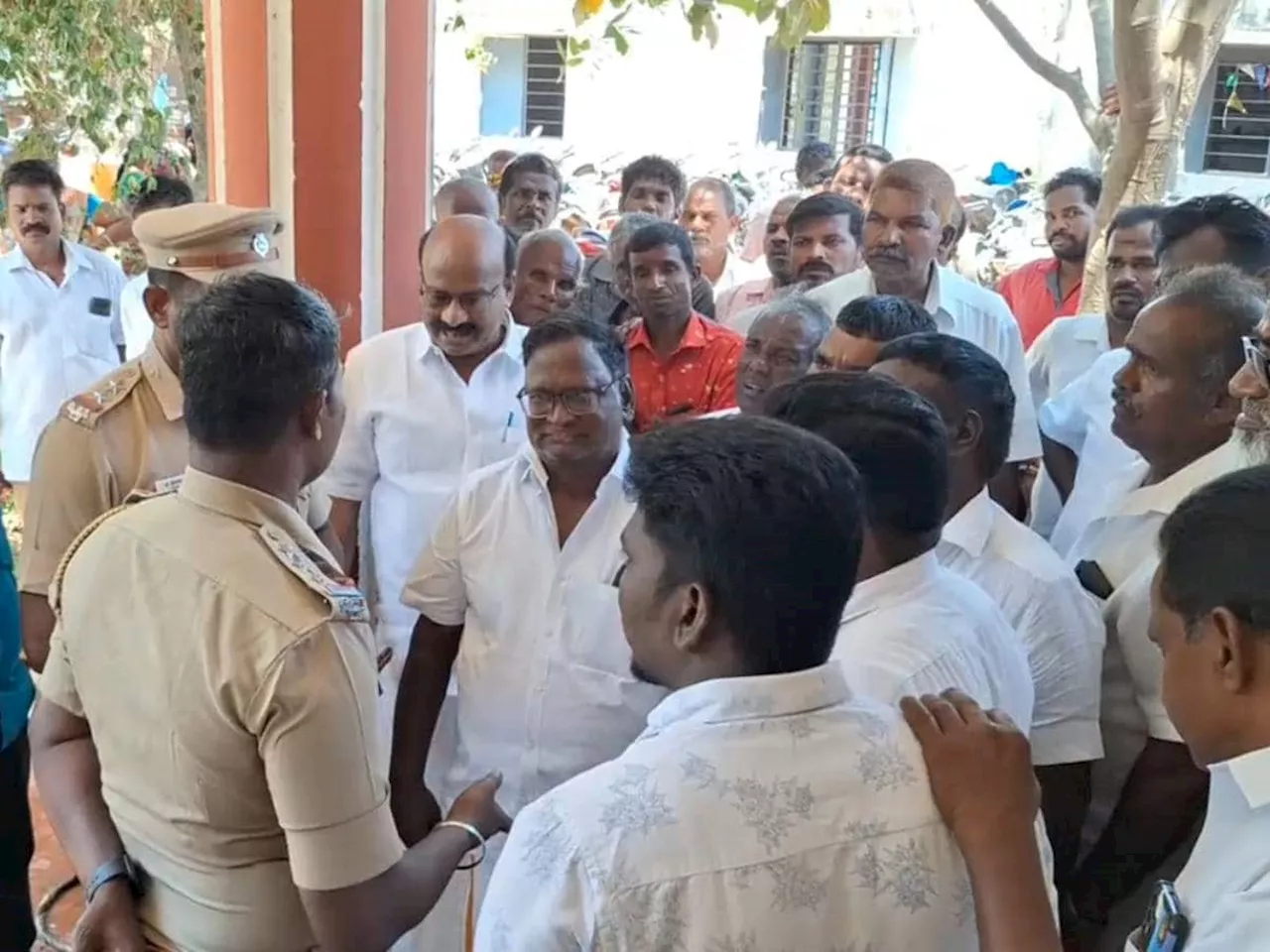 வட்டாட்சியரை சிறைபிடித்து கிராம மக்கள்! காவல்துறை செய்த அதிரடி நடவடிக்கை!