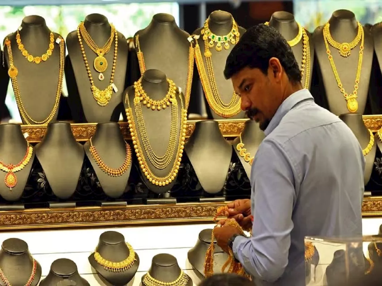 Gold Rate: उच्चांक गाठलेल्या सोनं, चांदीच्या दरात घसरण, पाहा तुमच्या शहरातील आजचे दर