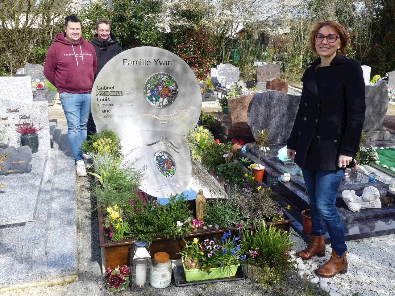 Pas de granit pour cette stèle atypique qui ne passe pas inaperçue au cimetière de Dinan