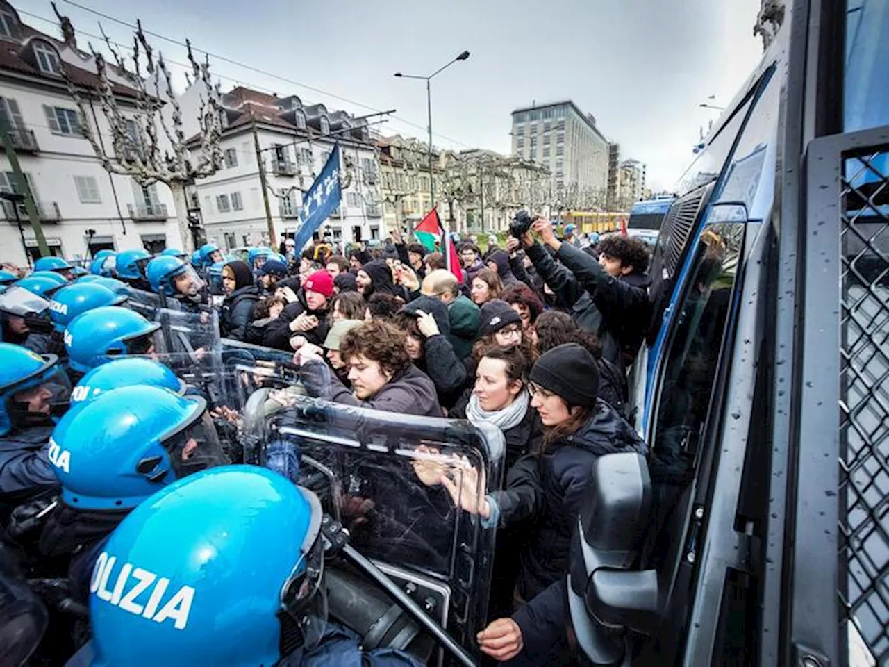 Manifestanti pro-Palestina irrompono allla Conferenza di Torino, al corteo tafferugli studenti-polizia