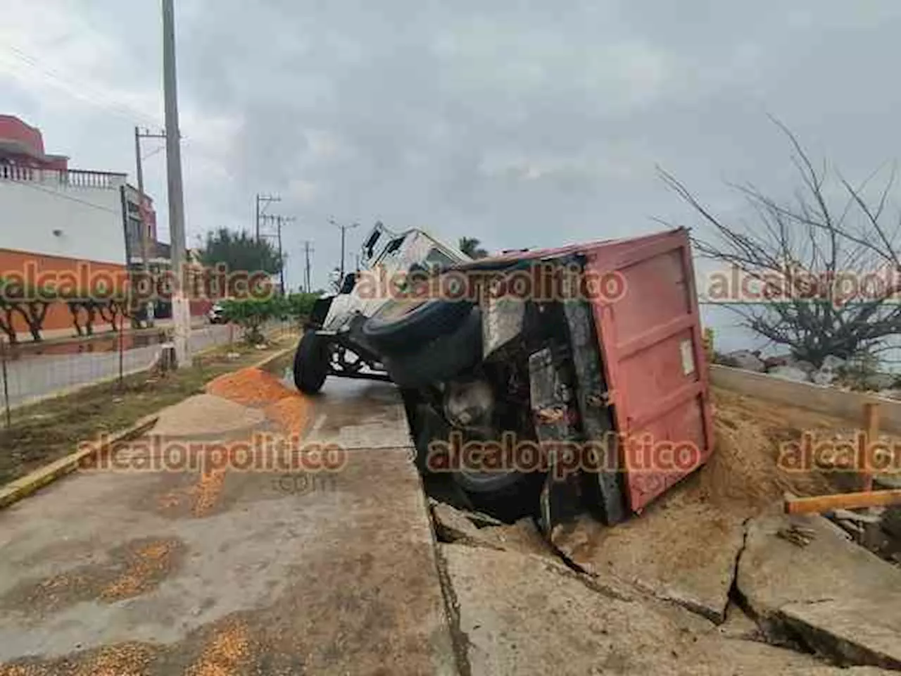 Cae camión de volteo en socavón en el bulevar Ávila Camacho, en Coatzacoalcos