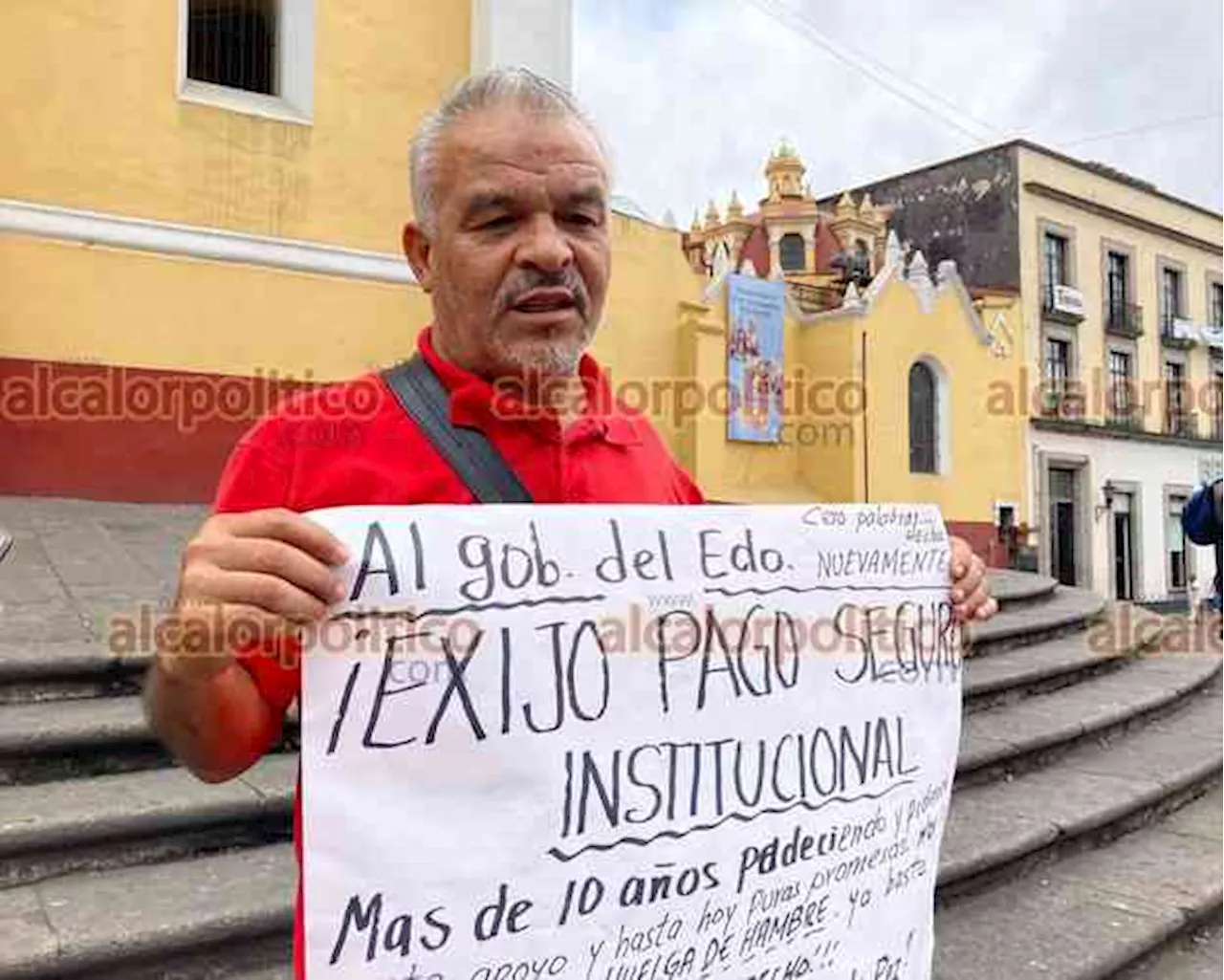 Harto de no recibir seguro institucional, docente inicia huelga de hambre, en Xalapa