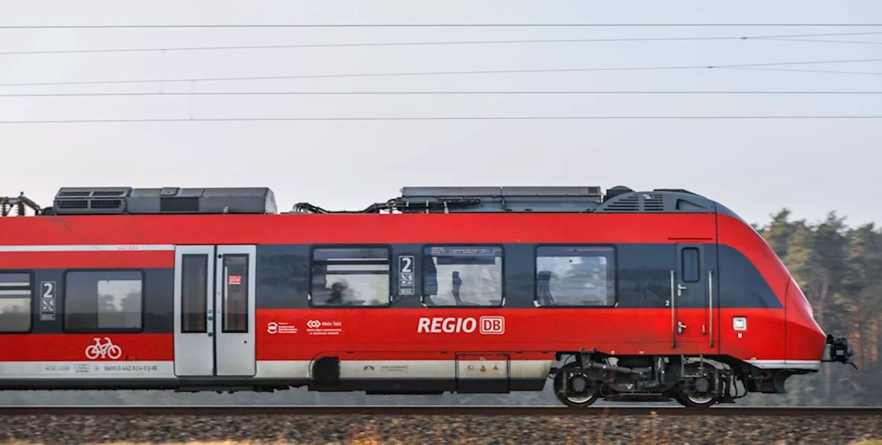 Bahnhof Teltow in Berlin: Schwangere randaliert mit Fußballfans, Polizei sucht Zeugen