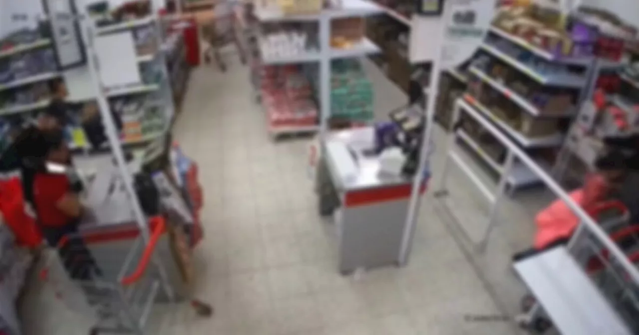 Violento atraco con cuchillo gigante a supermercado en Bogotá quedó en video: hay una cajera herida