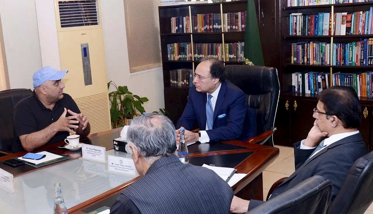 Aurangzeb, Chairman Anjuman-e-Tajran discuss issues of business community