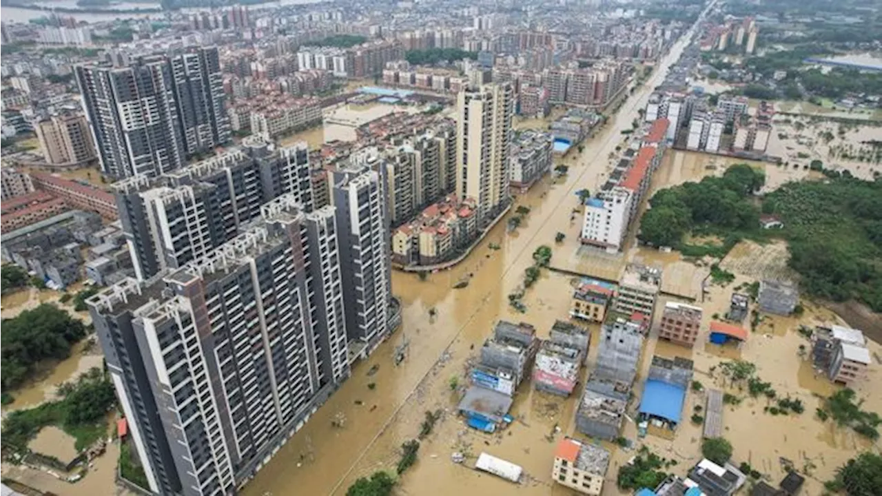 China Digulung Banjir, Kota Jadi 'Laut' & Puluhan Ribu Warga Ngungsi