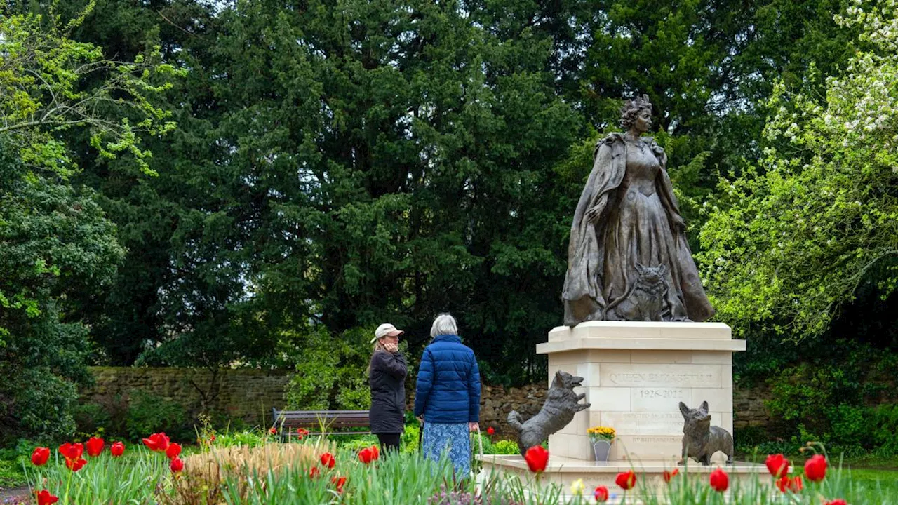 Elisabetta II e i corgi: prima statua per la regina dei record. Re Carlo le renderà omaggio ad Ascot