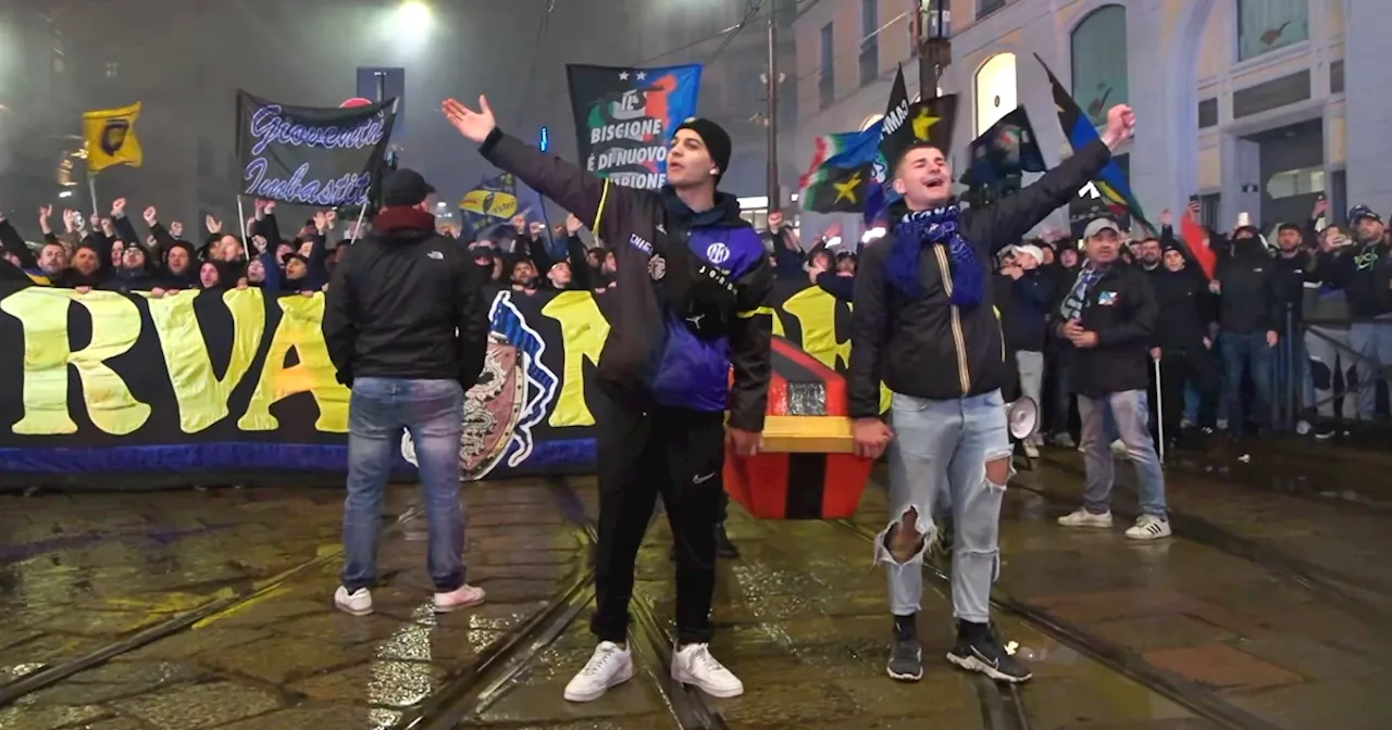 Inter campione d’Italia, i tifosi portano una bara coi colori del Milan in piazza Duomo