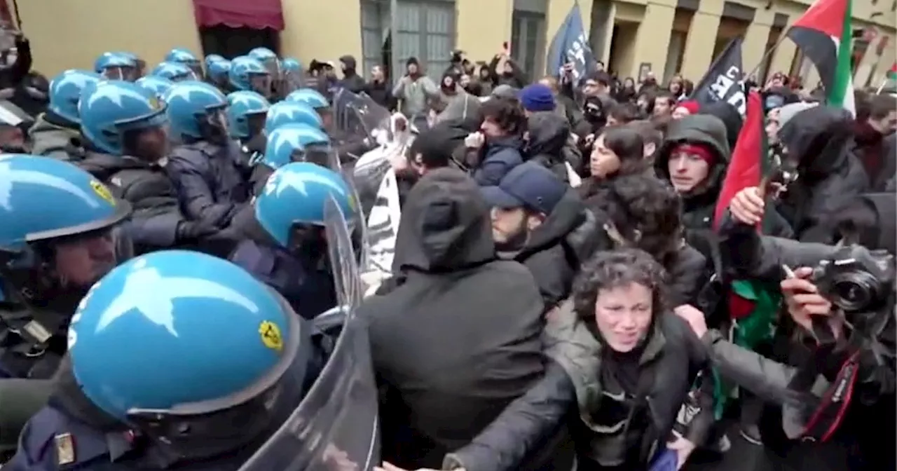 Torino, tensione al corteo pro Palestina: manifestanti provano a raggiungere l’evento con Tajani,…