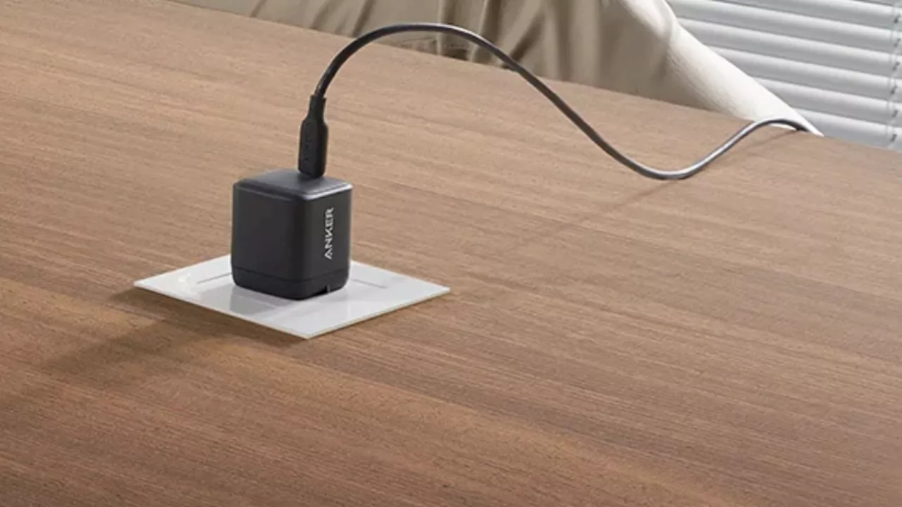 Cdiscount divise par deux le prix de ce petit chargeur Anker 25 W très pratique