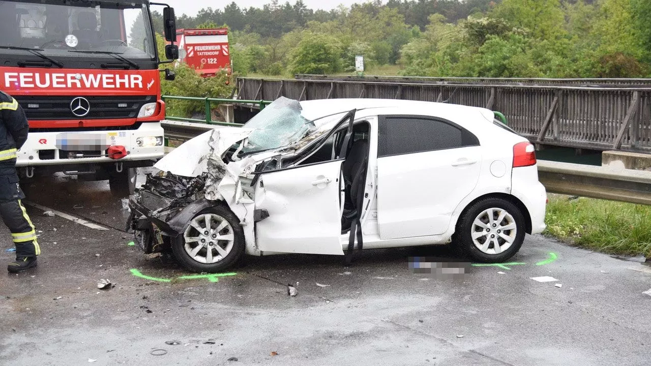 Pkw knallte gegen Lkw – zwei Schwerverletzte