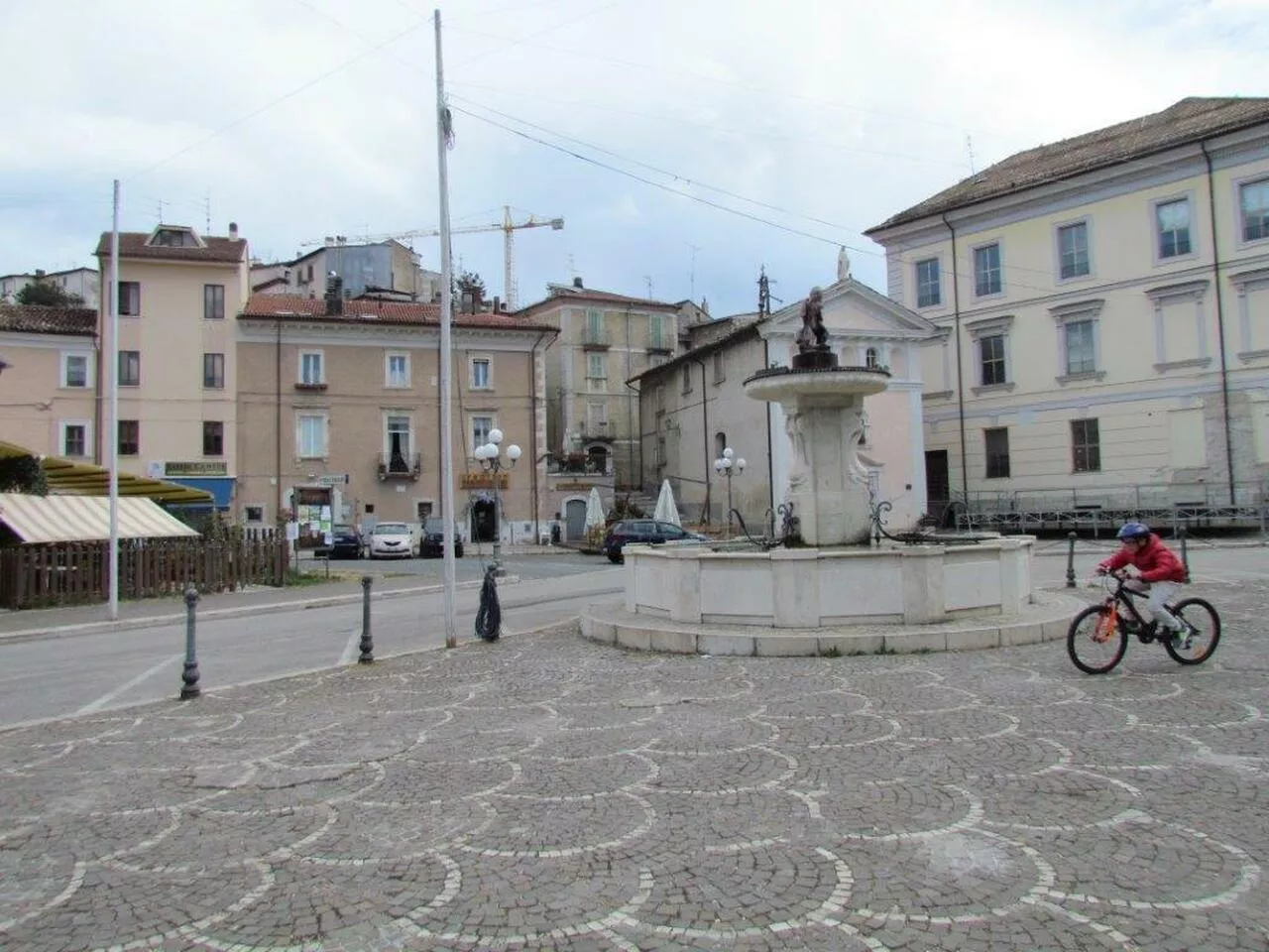 Rocca di Mezzo, molestata al bar dallo zio e dall’amico: due arresti