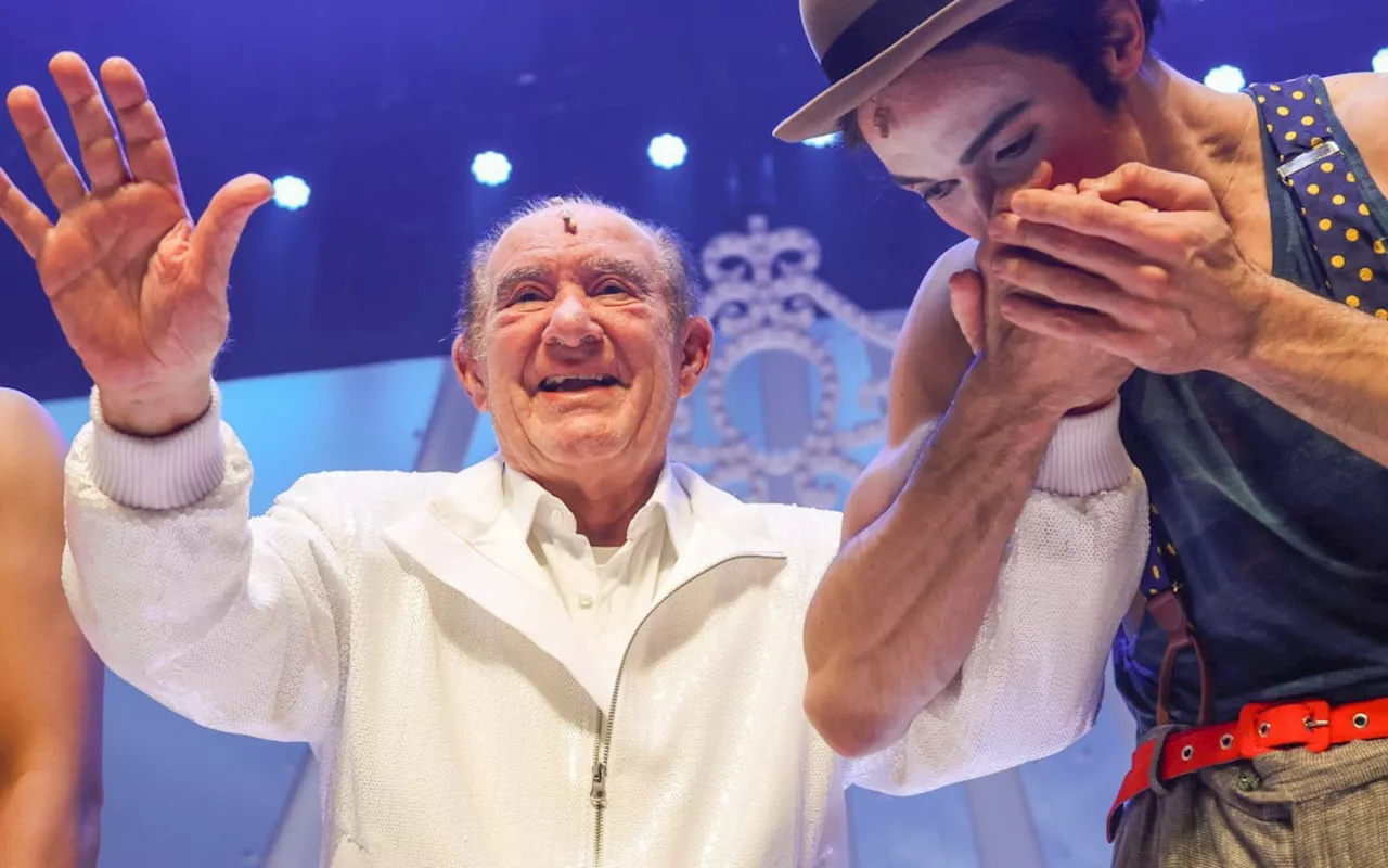 Famosos prestigiam estreia de musical com Renato Aragão