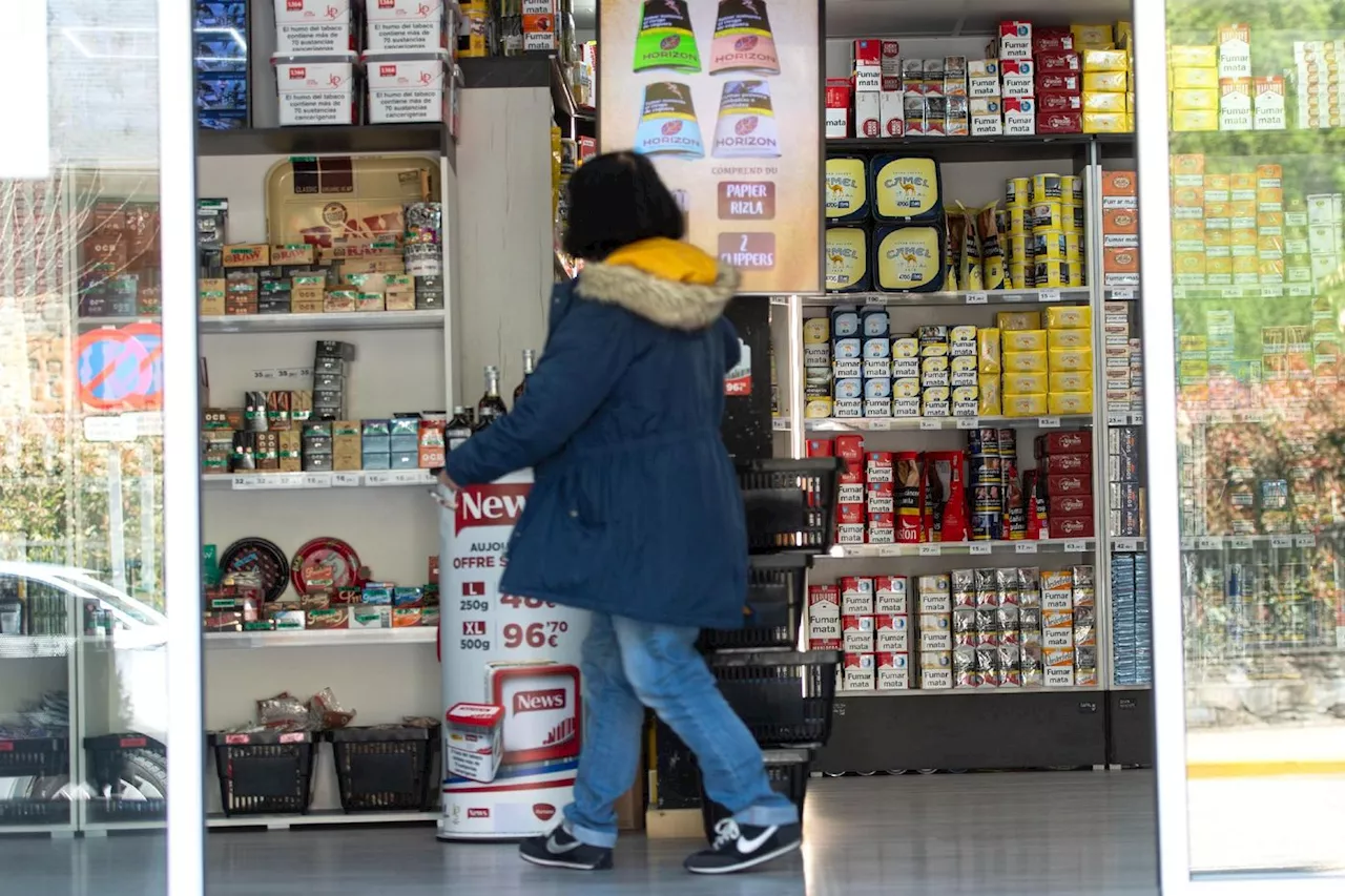 Des fumeurs ravis de pouvoir rapporter plus de tabac d'Espagne