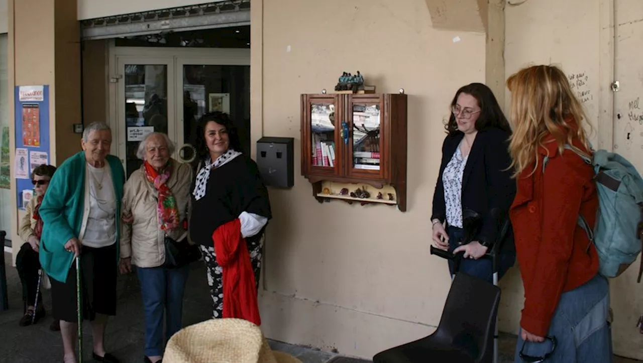 Une boîte à livres installée à l’entrée du cinéma Brana de Vic-Fezensac