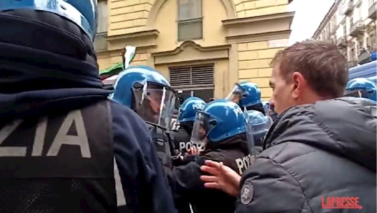 Torino, &#034;solo lo scudo!&#034;: l&#039;urlo del poliziotto che inchioda i violenti