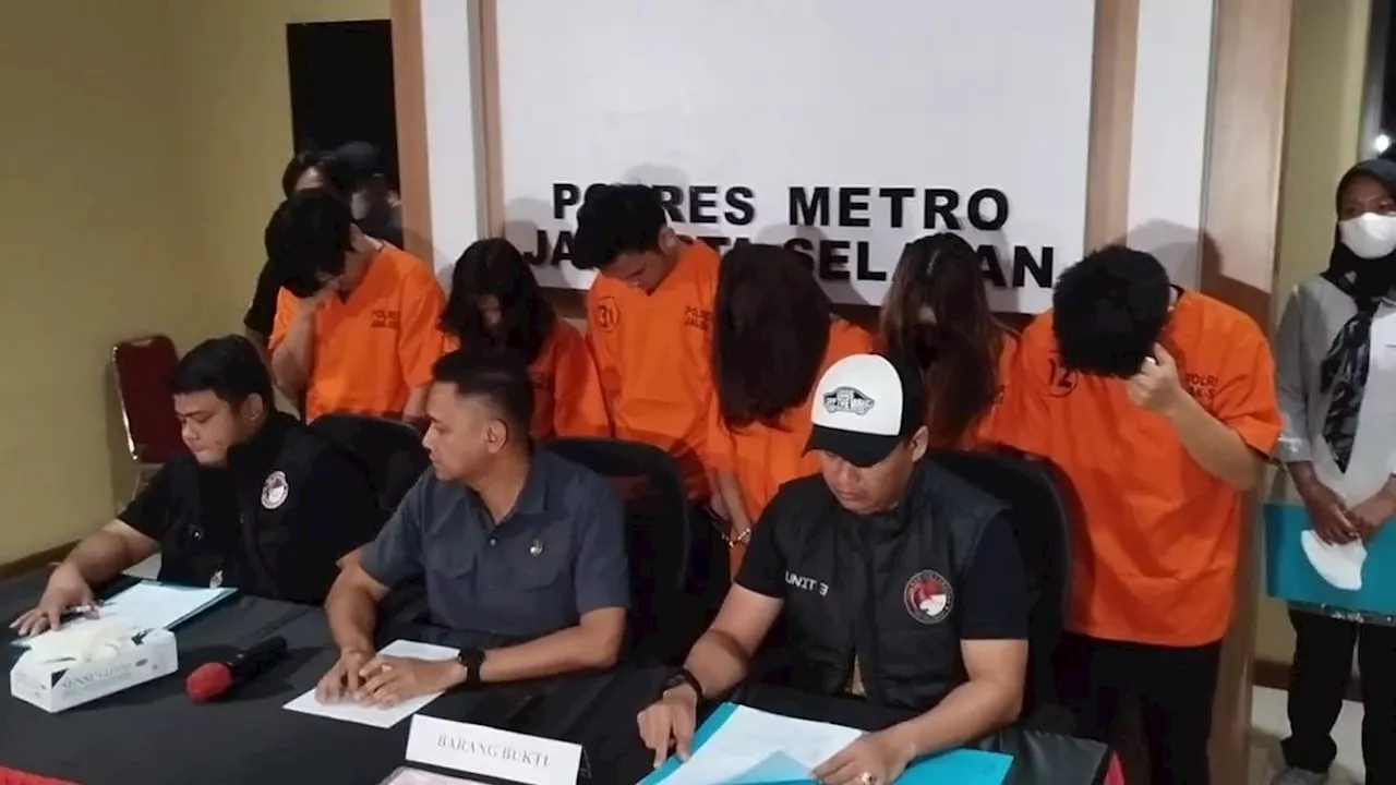 Selebgram Chandrika Chika Ditangkap Polisi Terkait Kasus Narkoba Bersama Pemuda Pemudi Lainnya