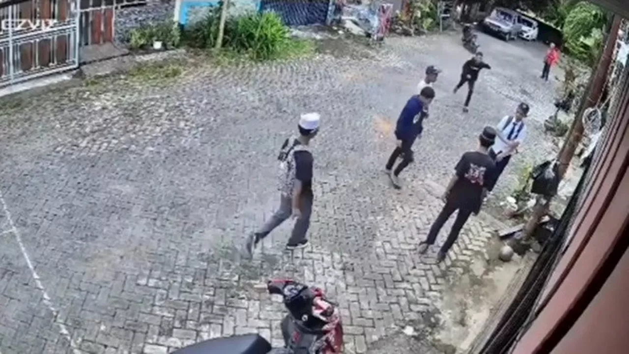 Viral Video Bocah SMP di Makassar Dikeroyok 5 Orang, Ditendang hingga Terpental