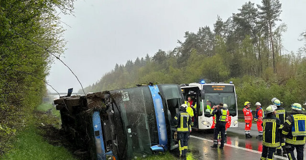 Bus aus dem Kreis Gütersloh kippt auf A45 um - Polizei sucht weiter nach der Ursache