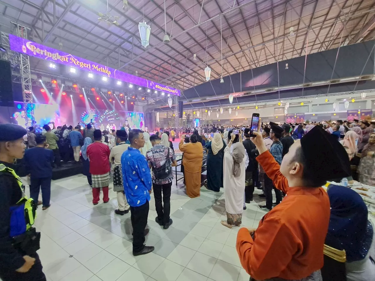 De Fam wows the crowd at Melaka state level open house