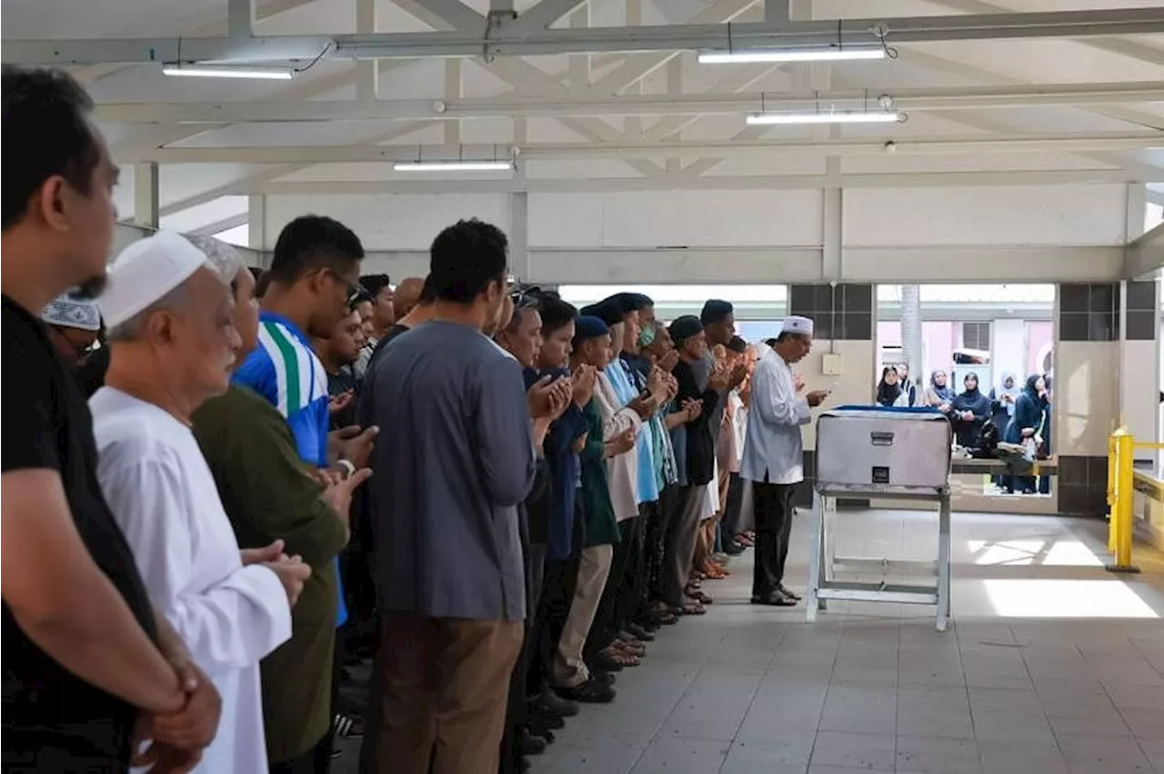 Tampines crash victims buried at Choa Chu Kang Muslim Cemetery, one grave apart from each other