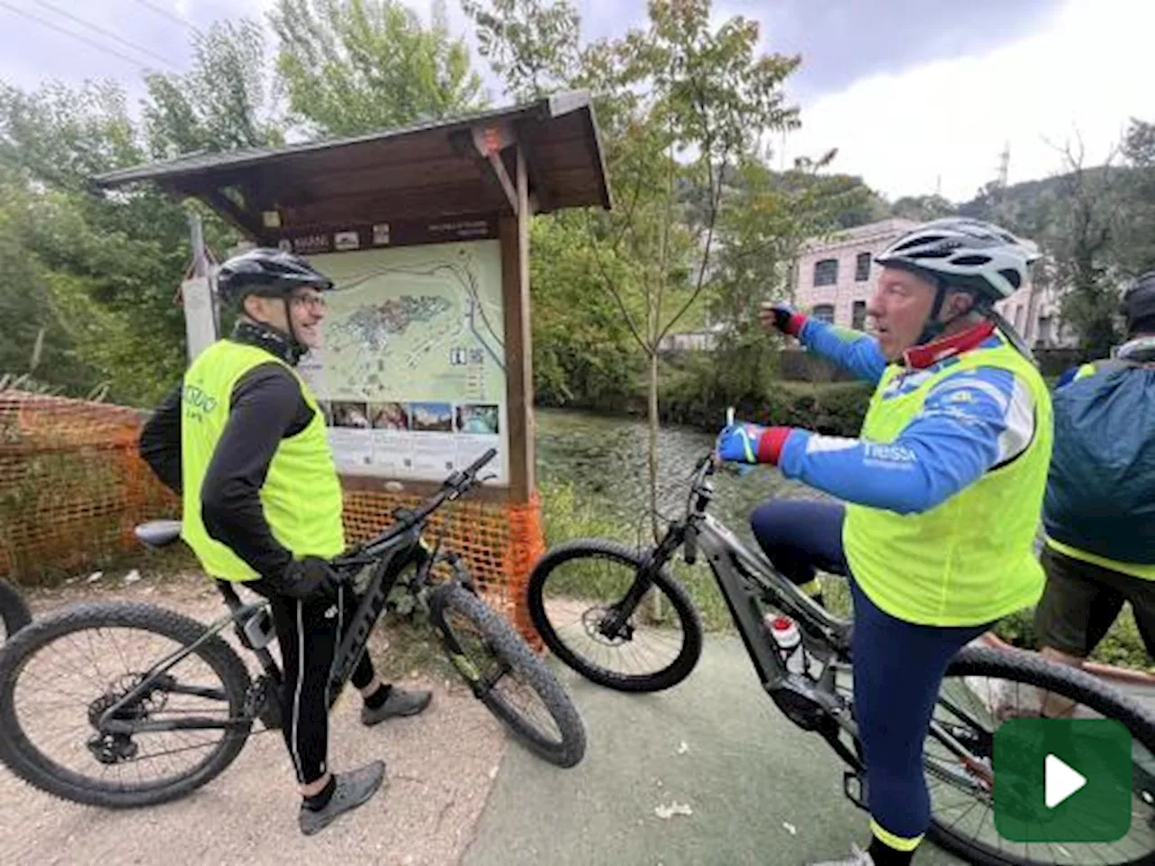 Matteo Ricci, il sindaco Pd che fa campagna per le Europee in bicicletta: 'Ricuciamo l'Italia'