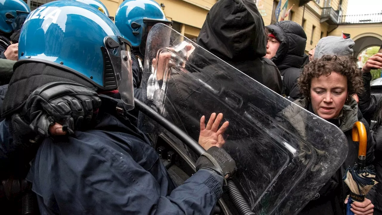 Scontri al corteo degli studenti pro-Palestina: feriti 7 agenti e alcuni manifestanti