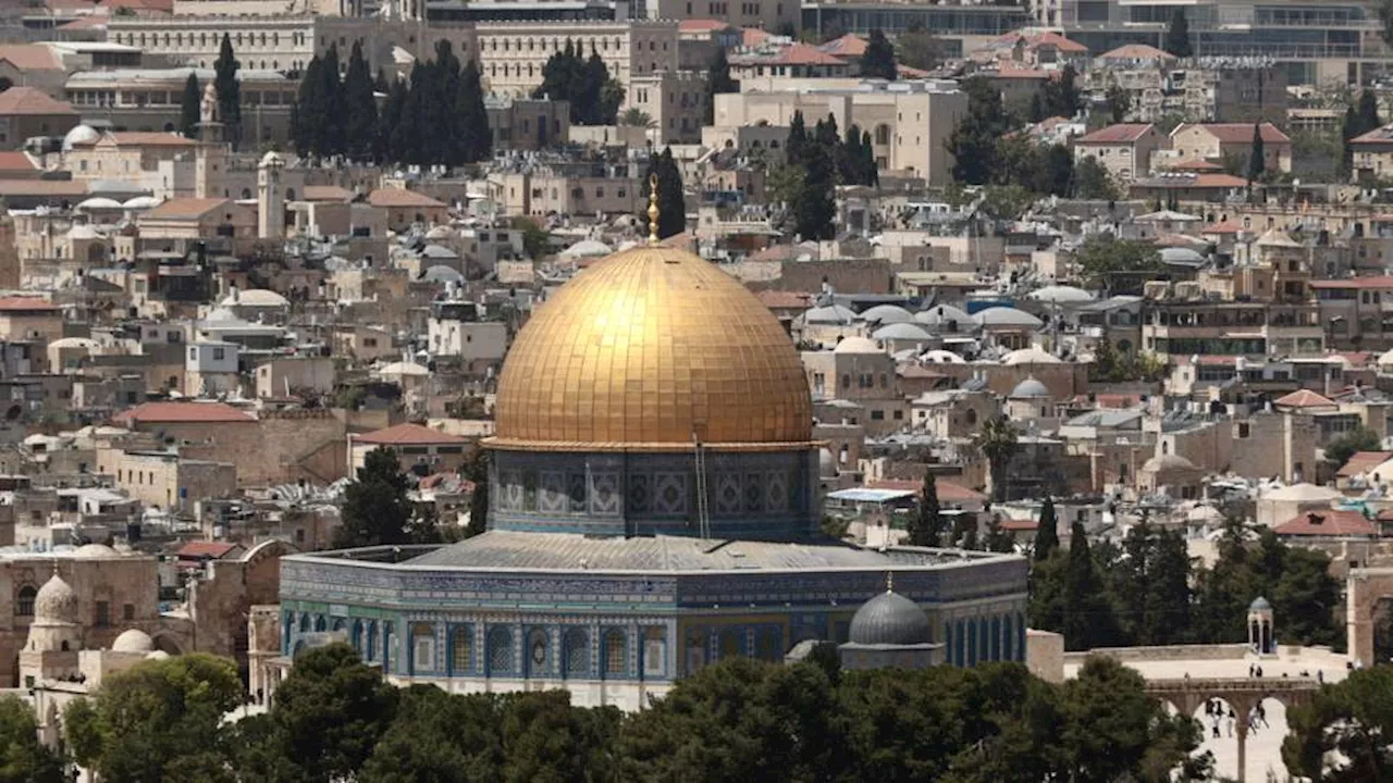 Live blog: Dozens of Israeli settlers storm Al Aqsa to mark Jewish Passover