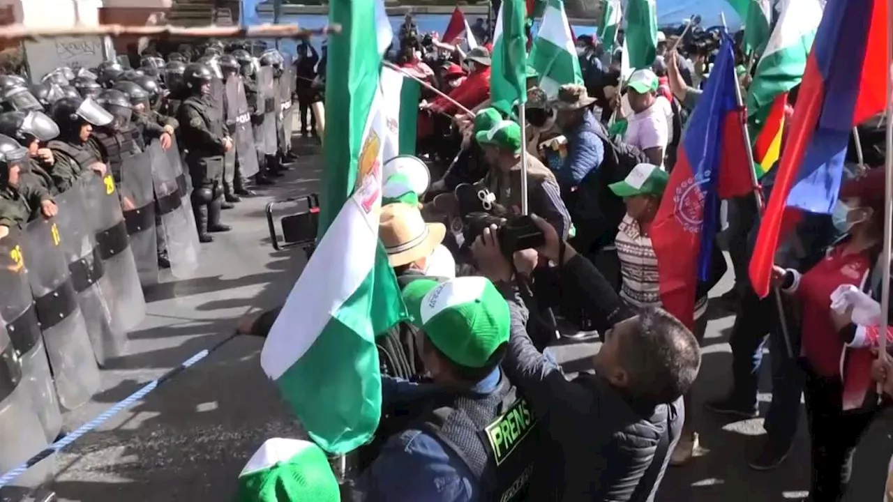 Teachers in Bolivia protest against mandatory retirement and better pensions