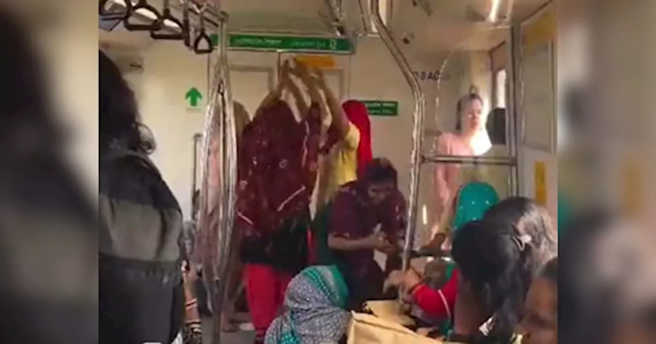 Delhi Metro Viral Videos: मेट्रो में ढोलक मजीरे संग ये क्या करने लगीं महिलाएं, झन्ना गया यात्रियों का दिमाग; देखें वीडियो