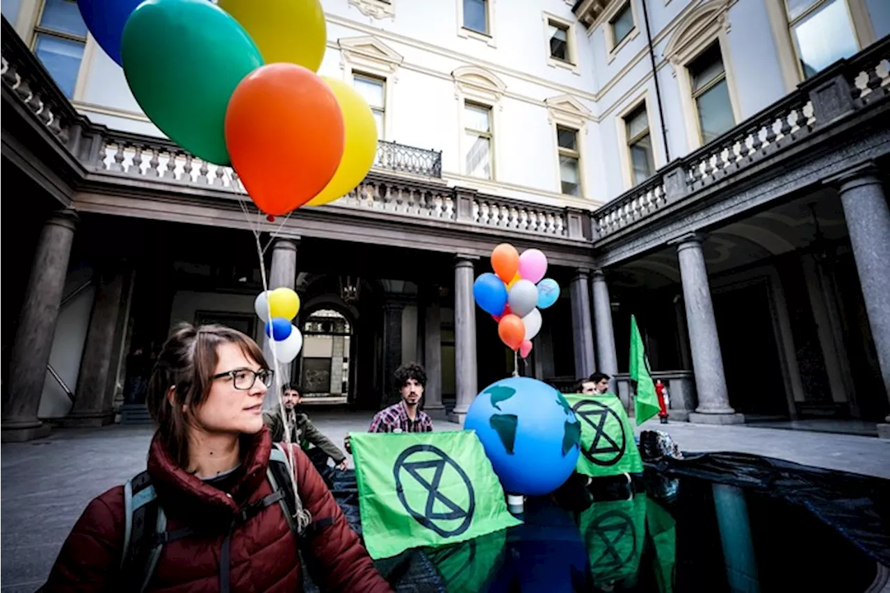 Azione dimostrativa dei ragazzi di Extinction Rebellion