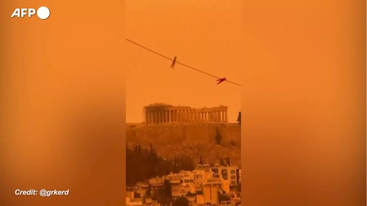 Grecia, Atene si tinge di arancione per la tempesta di sabbia del Sahara