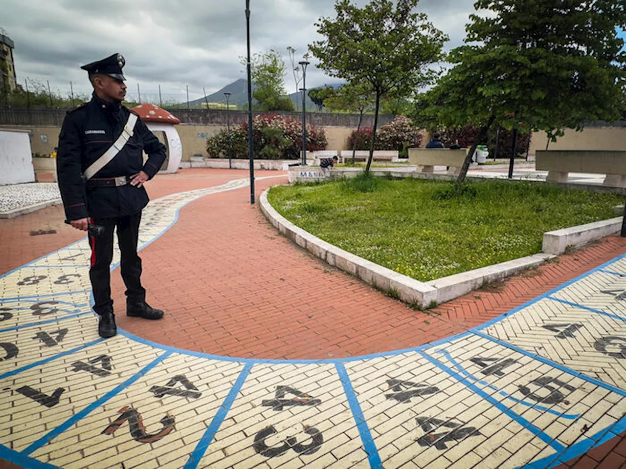 Orrore nel Napoletano, pestato dal branco nel parco