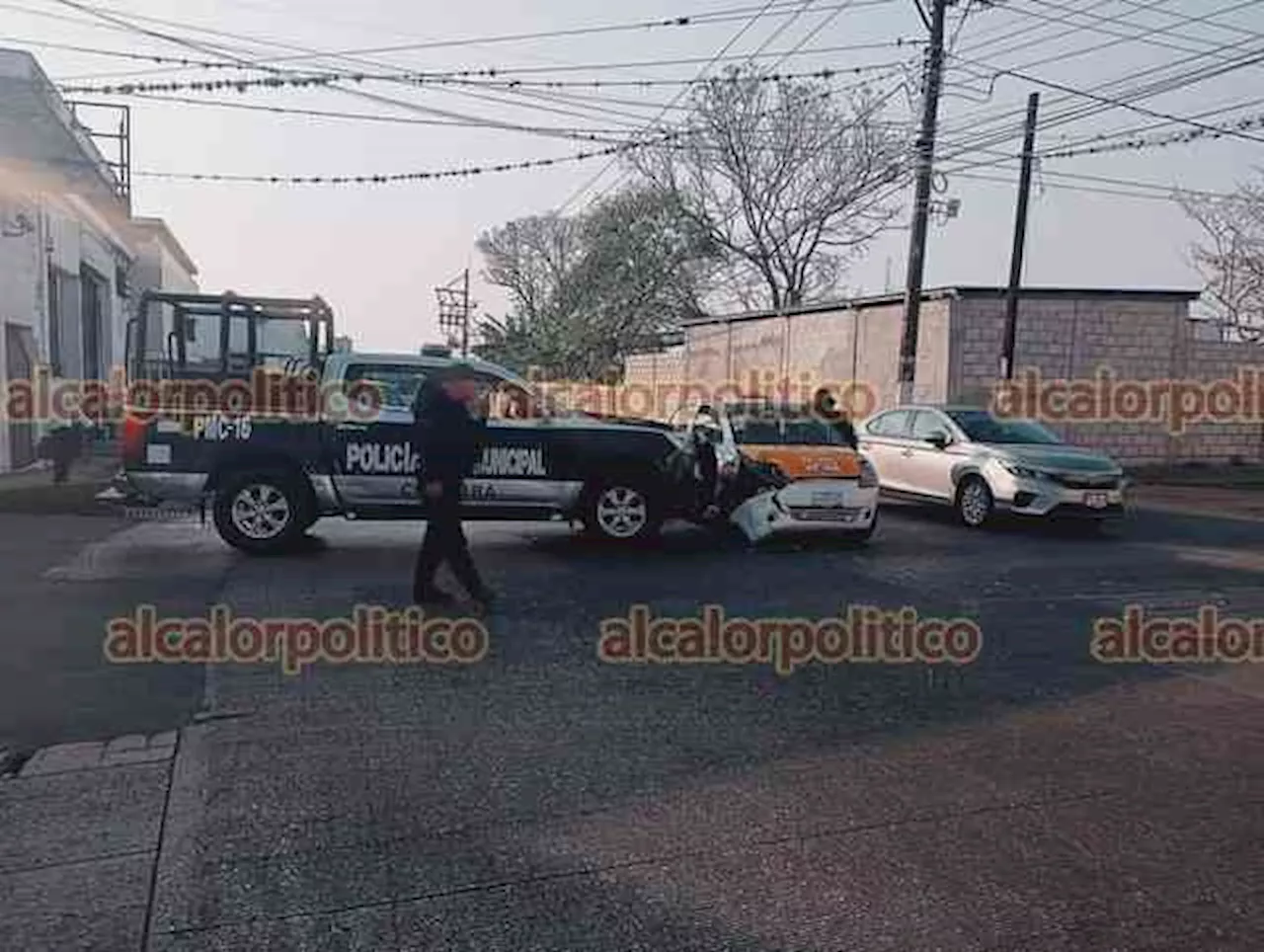 Un lesionado deja choque de patrulla de la Policía Municipal con taxi, en Orizaba