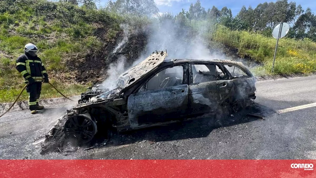 Carro destruído pelas chamas em Arcos de Valdevez