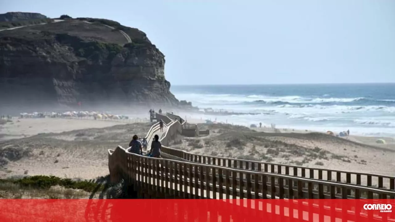 Perigo de derrocada de arriba interdita um dos acessos a praia em Torres Vedras