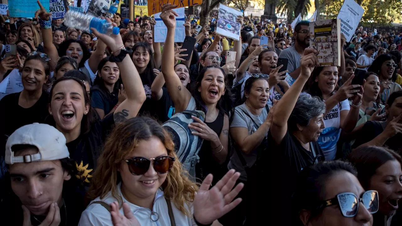 Sparkurs von Präsident Milei: Argentinische Studenten verteidigen kostenlose Universitäten