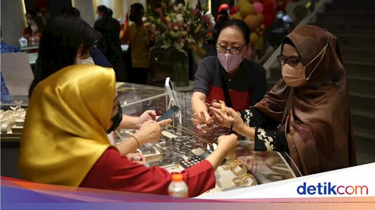 Harga Emas Masih Tinggi Bikin Masyarakat Ramai-ramai Jual Emas