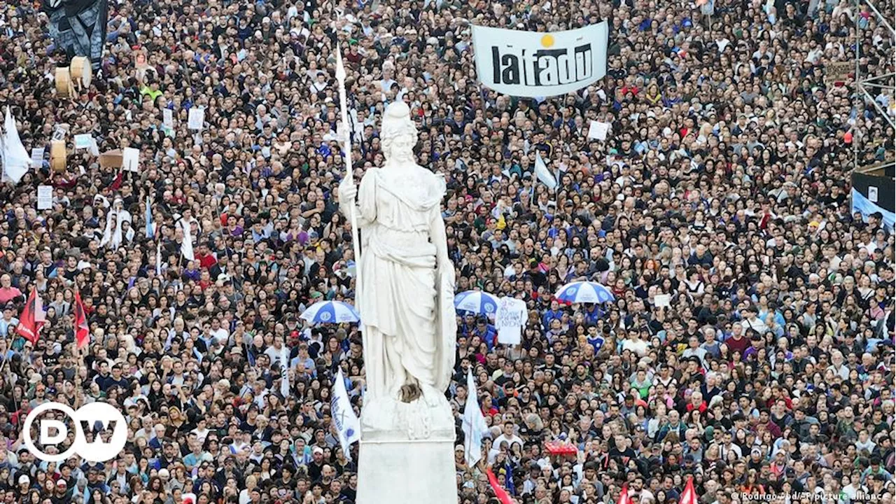 В Аргентине студенты протестуют против шоковой терапии Милея