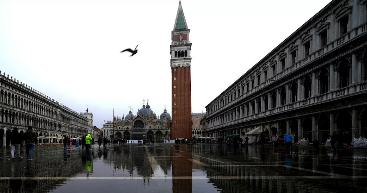 Venezia, si staccano alcuni pezzi di cemento armato dal campanile di San Marco: “Serve intervento di…