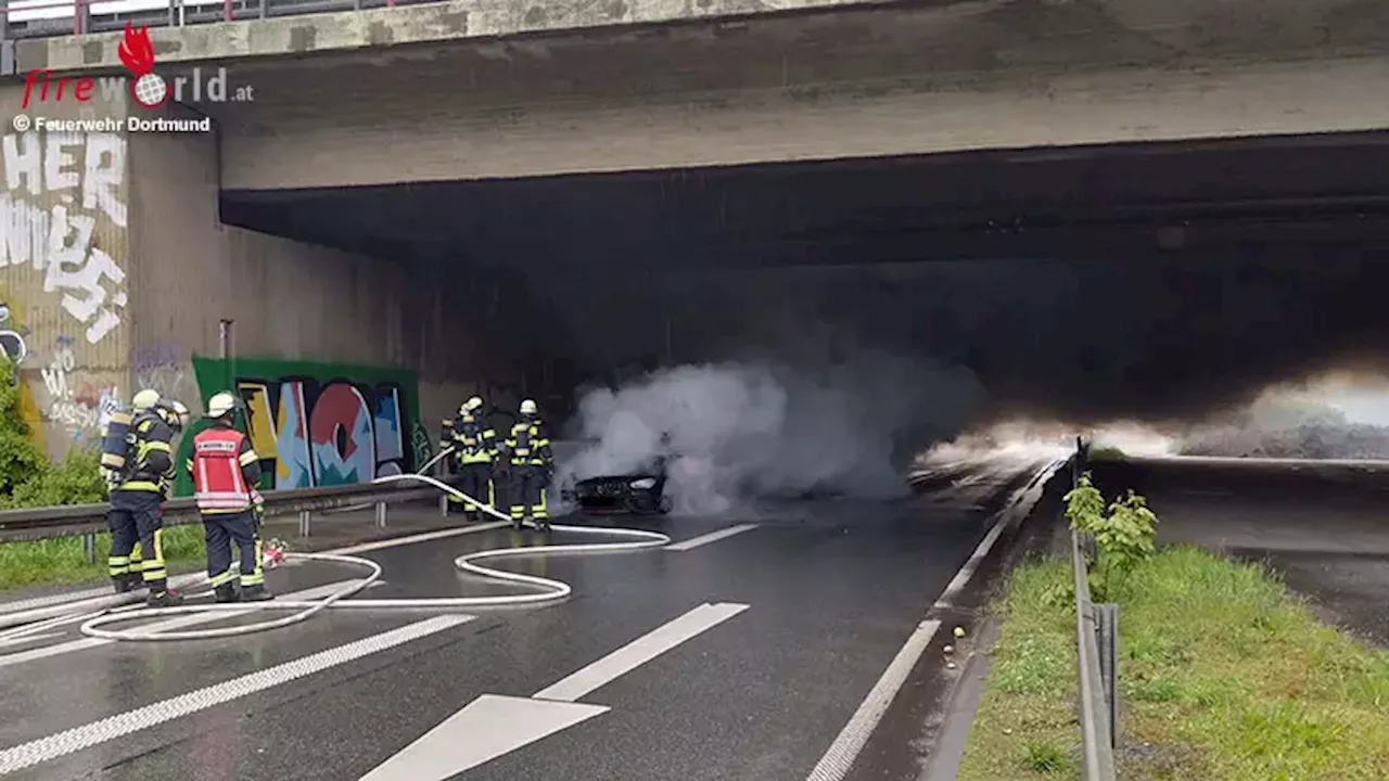 D: Pkw-Vollbrand unter einer Autobahnbrücke in Dortmund