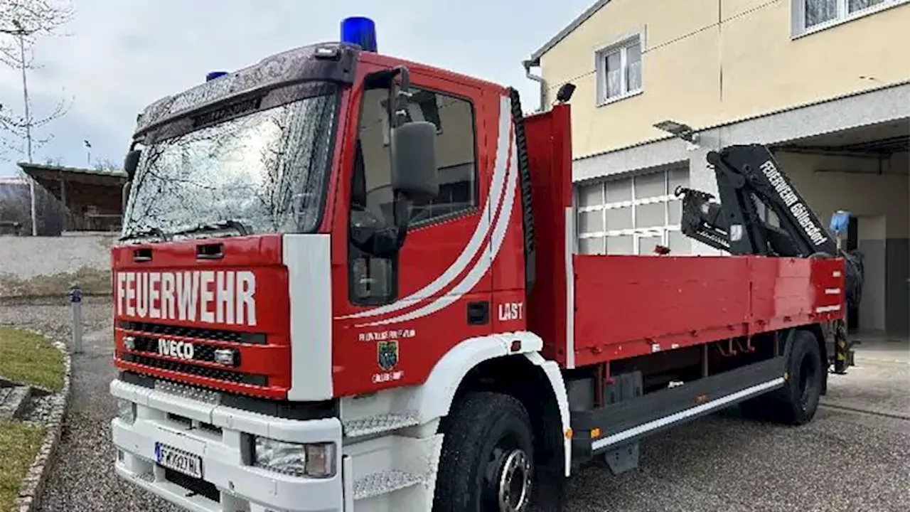 Vk: Lastfahrzeug (Iveco MT 180E27R) mit Hiab 125-3 Kran