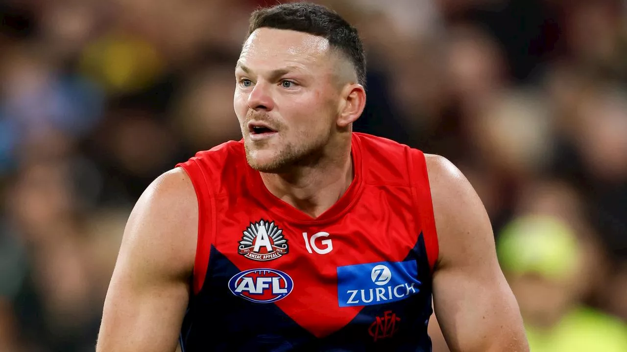 Golf chats with Dusty, ‘shocking’ half and coach’s ‘mulligan’: Dees gun goes inside strange AFL clash