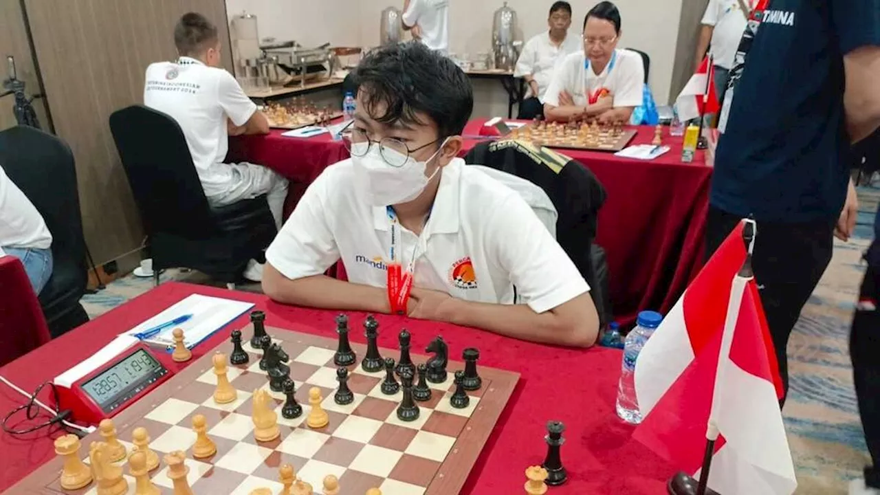 Chess player Aditya Bagus Arfan moves smoothly