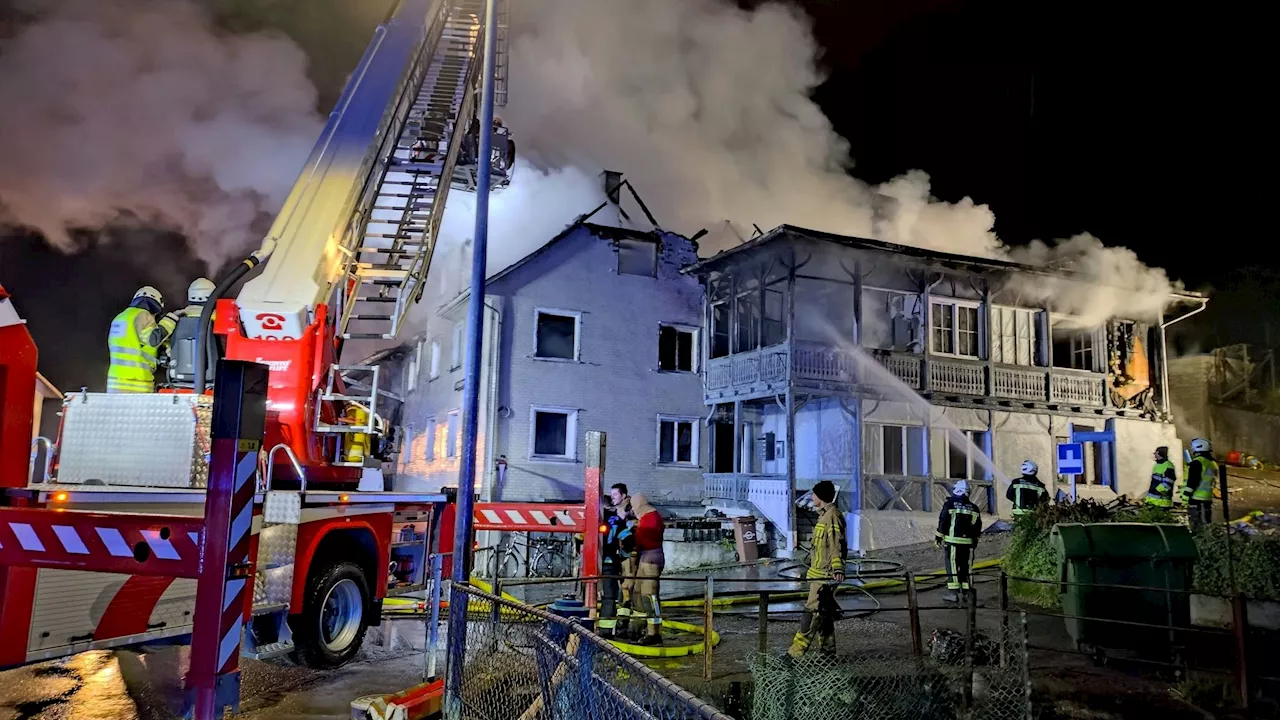 Wohnhaus steht plötzlich in Flammen – acht Verletzte