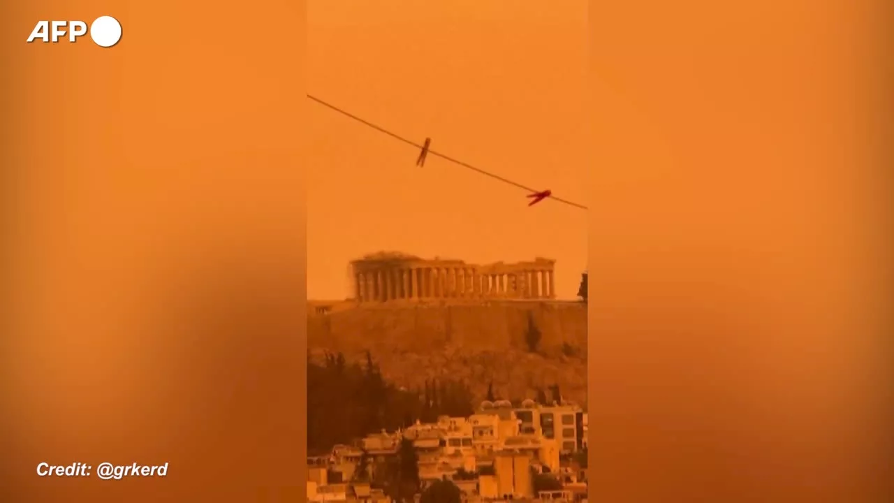 Grecia, Atene si tinge di arancione per la tempesta di sabbia del Sahara