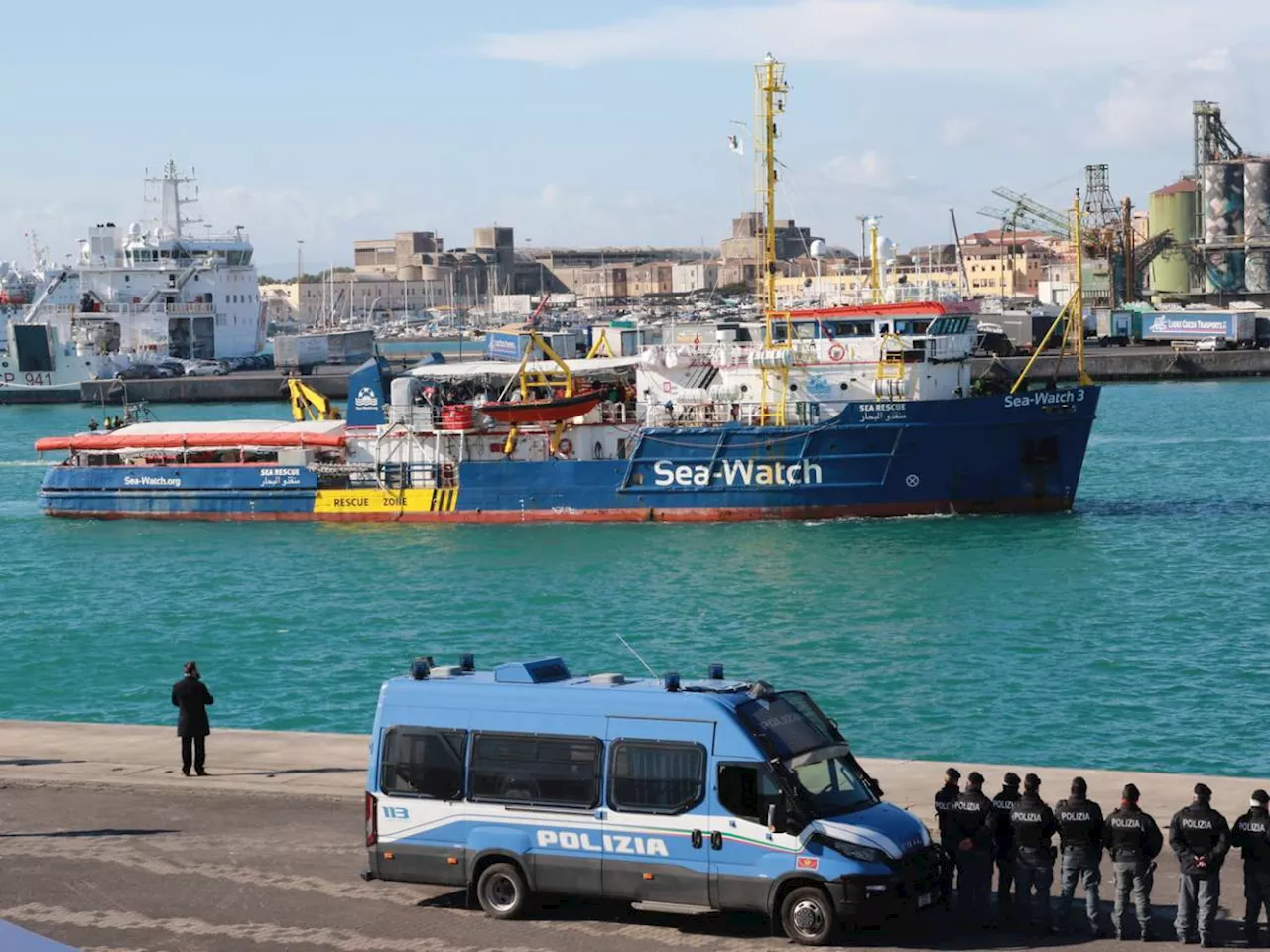 La sfida della Sea Watch dopo l'assist del tribunale: 'Diffidiamo le autorità italiane'