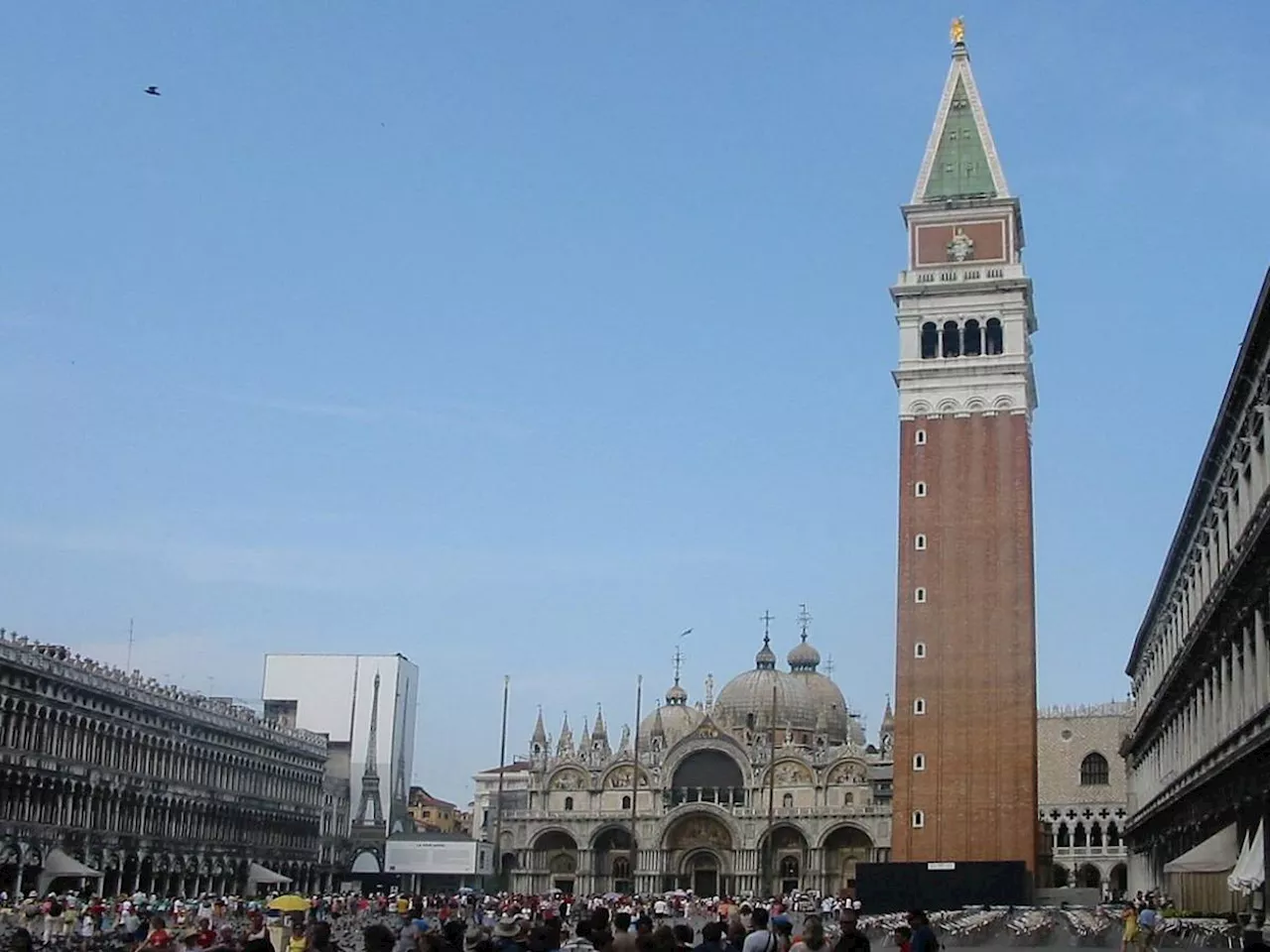 Venezia, dal campanile di San Marco cadono pezzi di cemento del 1902