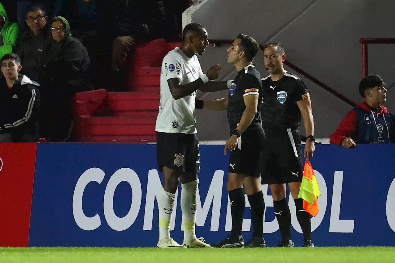 Raul Gustavo é expulso por agressão ao bandeira em jogo do Corinthians